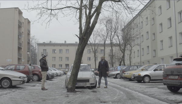 Drzewo na środku parkingu i rondo jak piszczel!